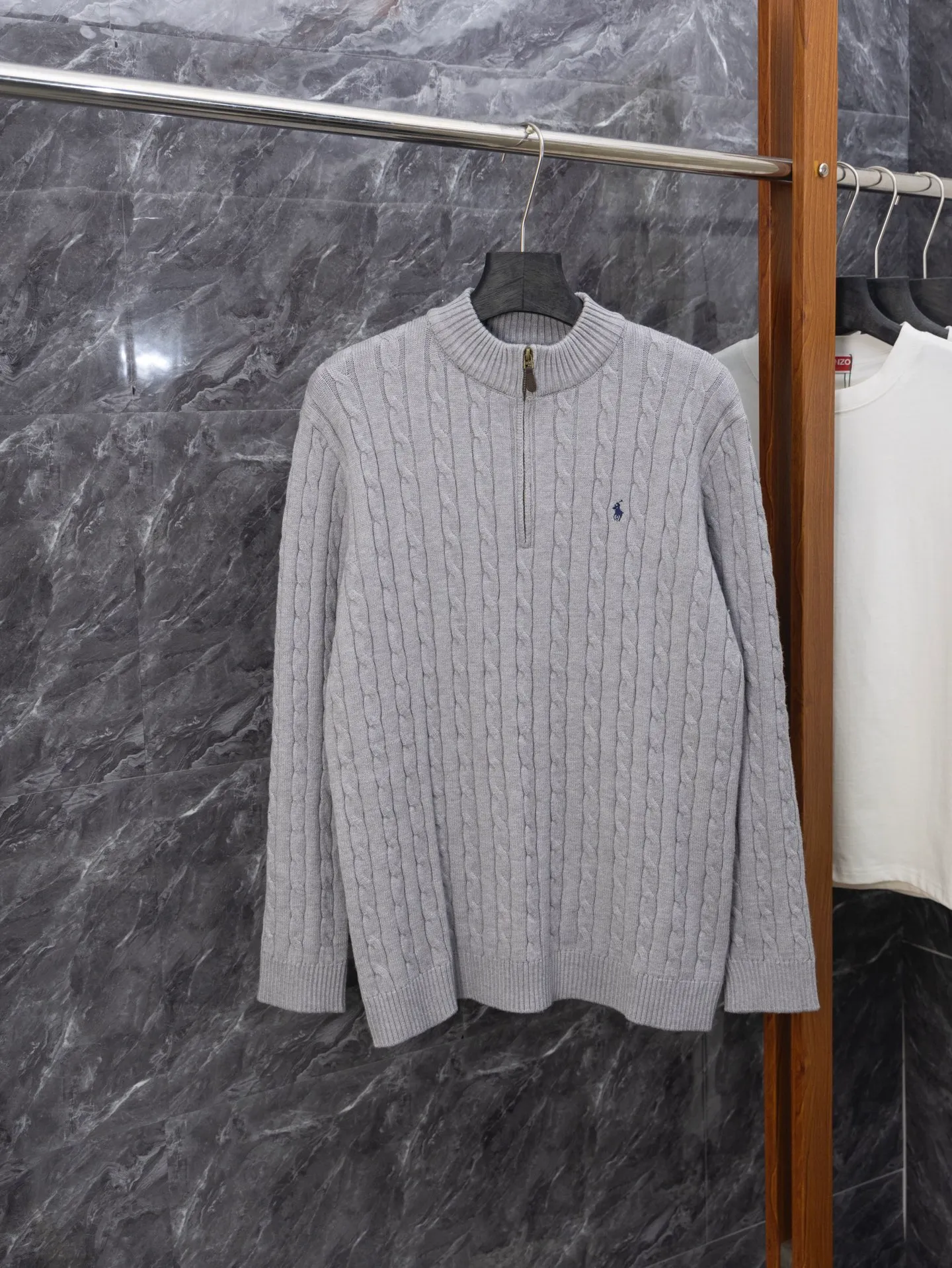 P230 Model No. J0132 Ralph Lauren classic pony embroidered stand-collar knitted sweater. Made of 400 cotton gauze fabric with clear lines. Original order customization 1:1 smooth and delicate lines. Better hand feel. Not easy to deform, not easy to shrink, not easy to fade. Maintains long-lasting beauty. Color Gray Black Size S-XL